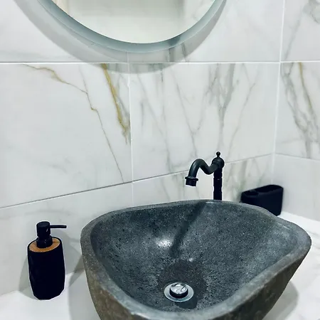 Hidden Gem Homes - Sapphire Apartment