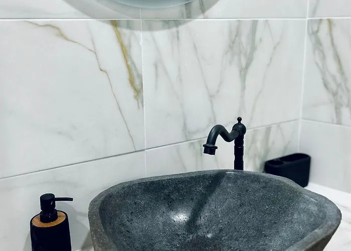 Hidden Gem Homes - Sapphire Apartment